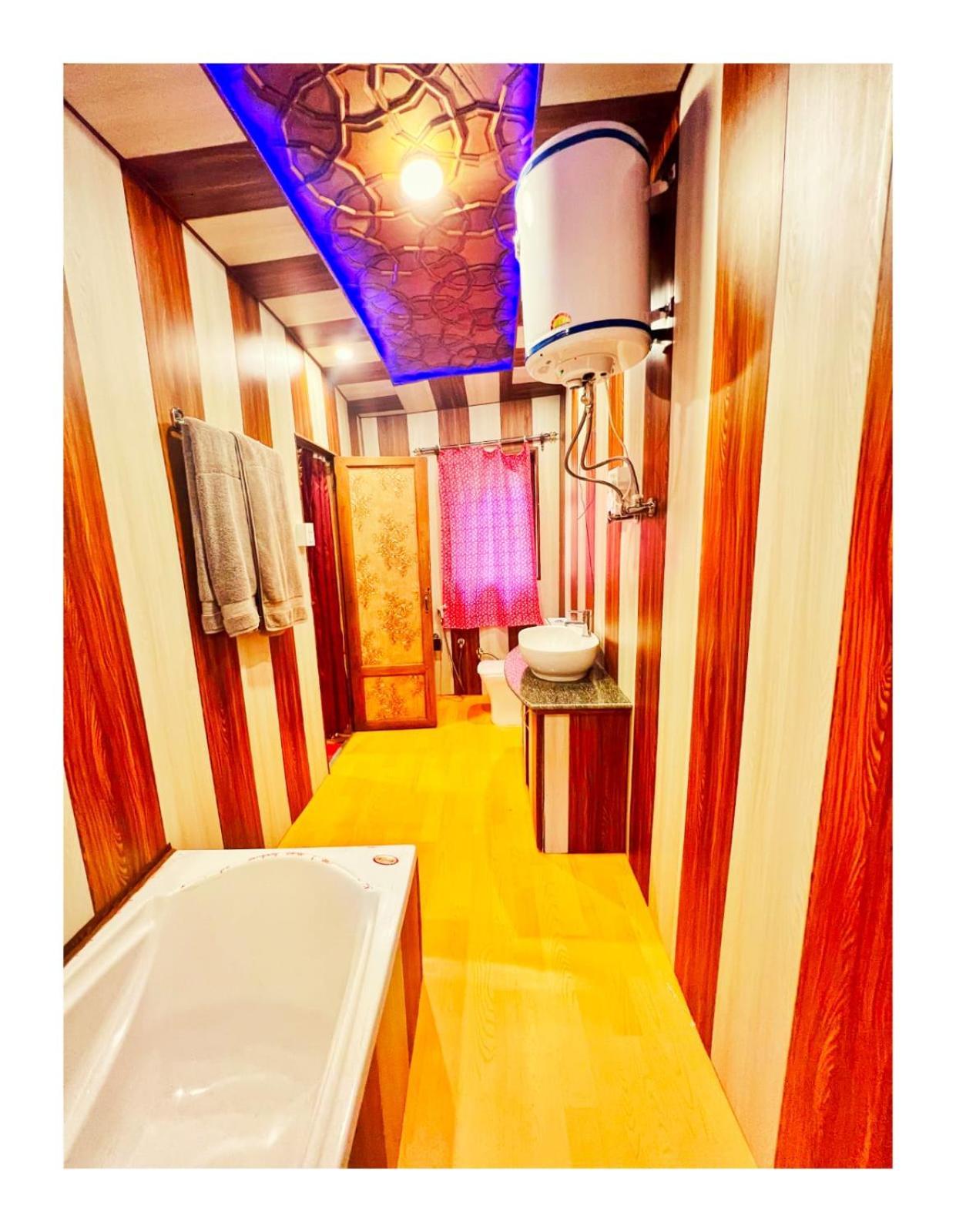 Mossess Group Of Houseboats Hotel Srīnagar Eksteriør billede