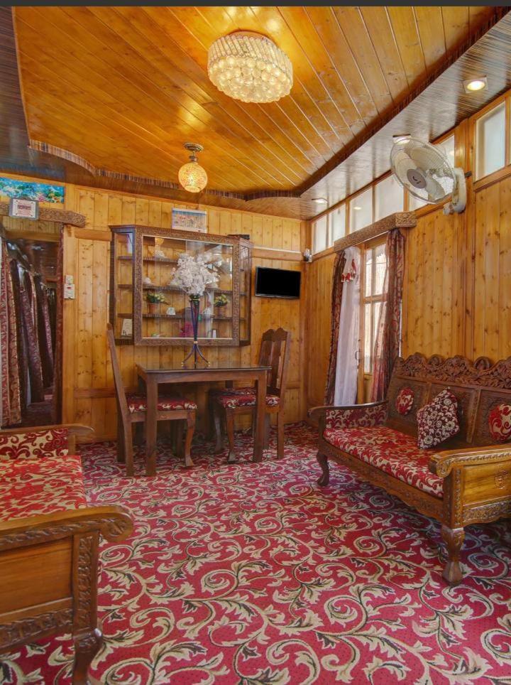 Mossess Group Of Houseboats Hotel Srīnagar Eksteriør billede